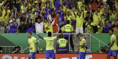 Vinicius Júnior marca no fim e Brasil derrota Colômbia por 2 a 1 pelas Eliminatórias