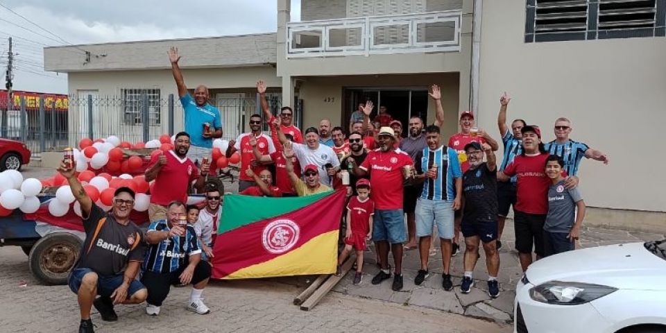 VÍDEO: grupo de amigos se reúne e gremistas puxam carroças com colorados em Camaquã