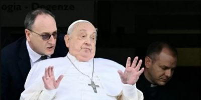 Papa Francisco deixa o hospital após quase 40 dias internado