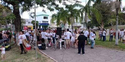 VÍDEO: com faixas e cartazes, familiares e amigos de Bruno fazem manifestação em Camaquã