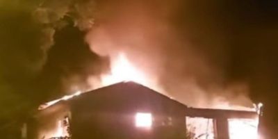 Incêndio de grandes proporções atinge residência em Dom Feliciano