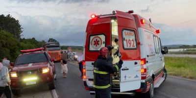 Mulher fica ferida em grave colisão entre carro e trator na BR-116