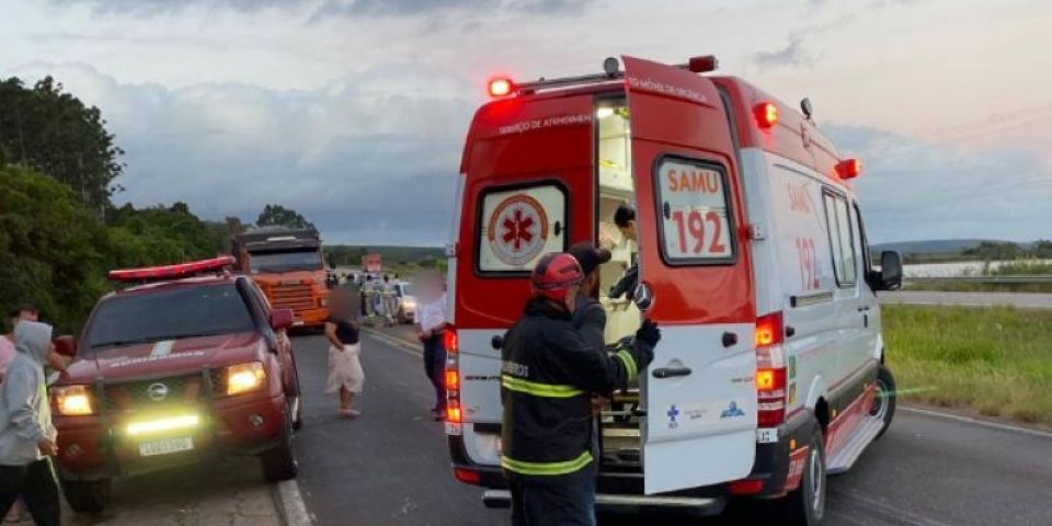 Mulher fica ferida em grave colisão entre carro e trator na BR-116