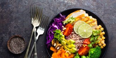 Reposição hormonal e nutrição: entenda como a alimentação pode potencializar os resultados e reduzir riscos