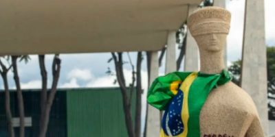 Mulher que pichou estátua do STF com batom deixa prisão