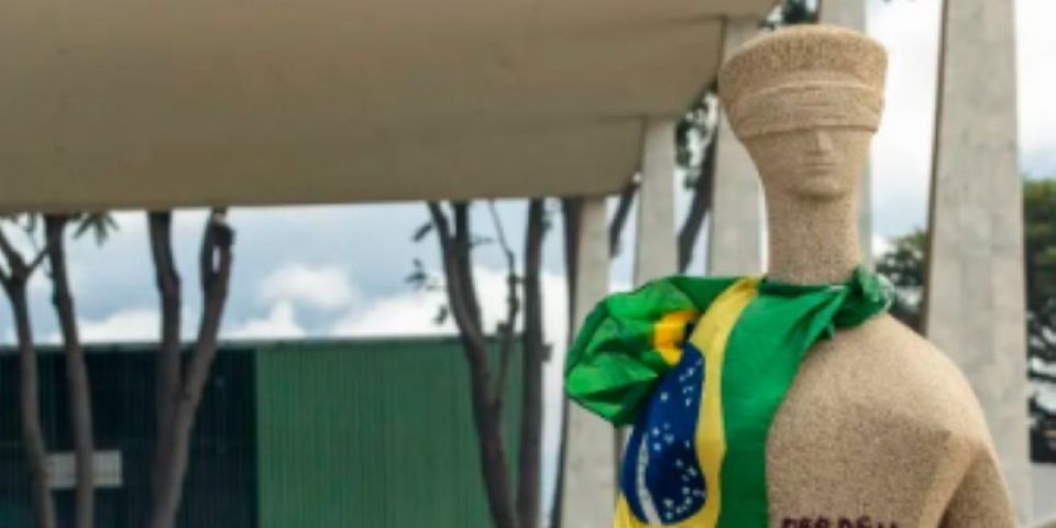 Mulher que pichou estátua do STF com batom deixa prisão