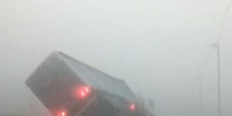 Caminhão tomba em razão de forte vento na ponte sobre o Rio Guaíba