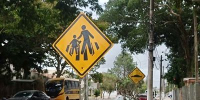 Divisão de Trânsito renova placas no entorno da Escola Manoel da Silva Pacheco em Camaquã