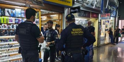 Seis pessoas são presas durante fiscalizações em comércios de Porto Alegre