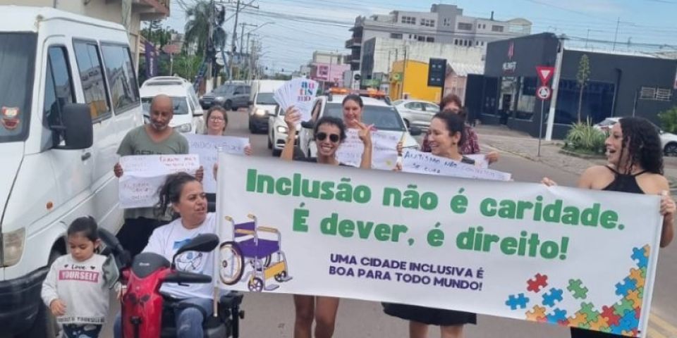 Membros da Associação de Familiares e Apoiadores de Autistas Tapenses realizam caminhada em Tapes