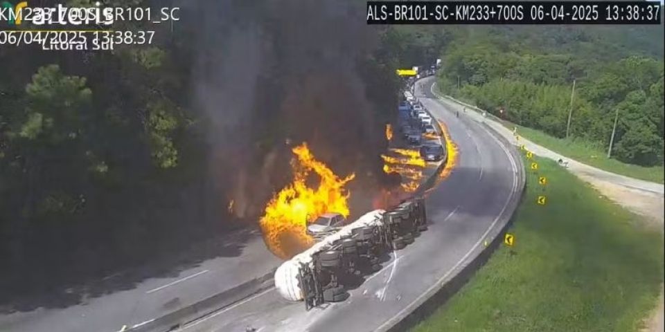Carreta carregada com etanol tomba e causa incêndio de grandes proporções na BR-101 em SC