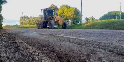 Estrada do Bonito recebe encascalhamento e patrolamento no interior de Camaquã