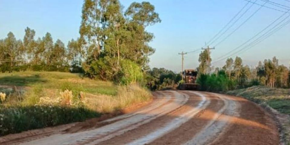 Importantes vias do interior de Camaquã recebem patrolamento