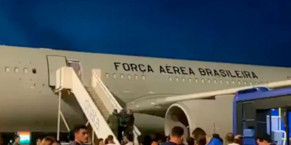 Avião com 96 brasileiros deportados dos EUA chega ao Brasil