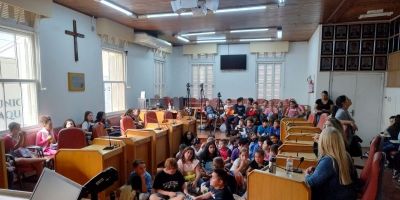 Estudantes da EMEF José Antônio Netto visitam a Câmara de Vereadores de Camaquã