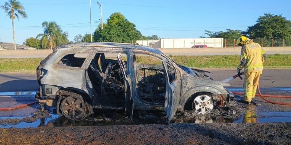 VÍDEO: carro uruguaio pega fogo na BR-116 em Camaquã