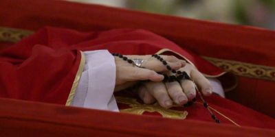Vaticano anuncia que funeral do papa Francisco vai acontecer no próximo sábado (26)