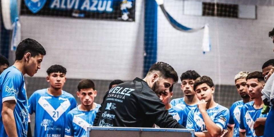 Equipe sub-20 do Vélez Camaquã é apresentada no ginásio Wadislau Niemxeski