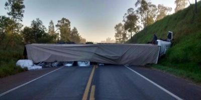 Carreta tomba e bloqueia BR-290, em Eldorado do Sul