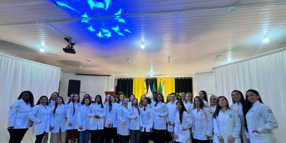 Realizada a 4ª edição da Cerimônia do Jaleco no polo da Uniasselvi de Camaquã