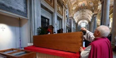 Corpo de papa Francisco é sepultado na Basílica de Santa Maria Maior