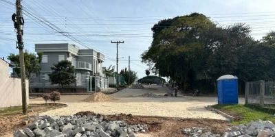 Rua Capitão César Pantaleão começa a receber calçamento em Camaquã