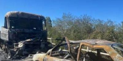 Colisão envolvendo três veículos resulta em incêndio na BR-290