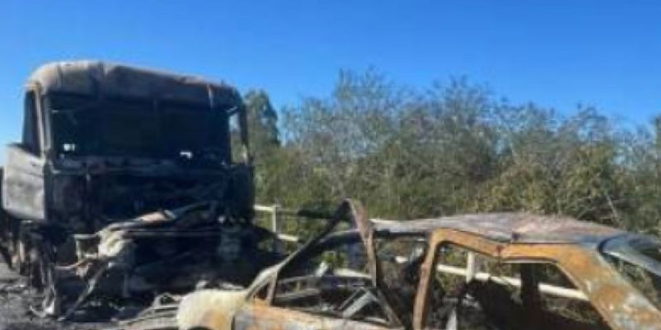 Colisão envolvendo três veículos resulta em incêndio na BR-290