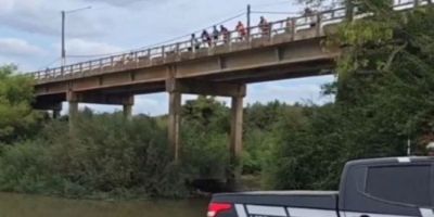 Homem que atirou o próprio filho de cinco anos de ponte é denunciado no RS