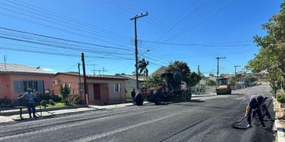 Trabalhos de pavimentação asfáltica na Rua Walter Kess são retomados em Camaquã