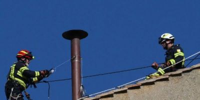 Chaminé que vai anunciar o novo papa é instalada na Capela Sistina