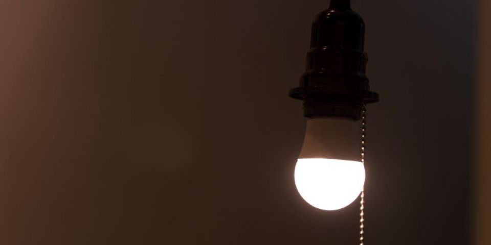 Bandeira amarela na conta de luz já está valendo; veja como economizar