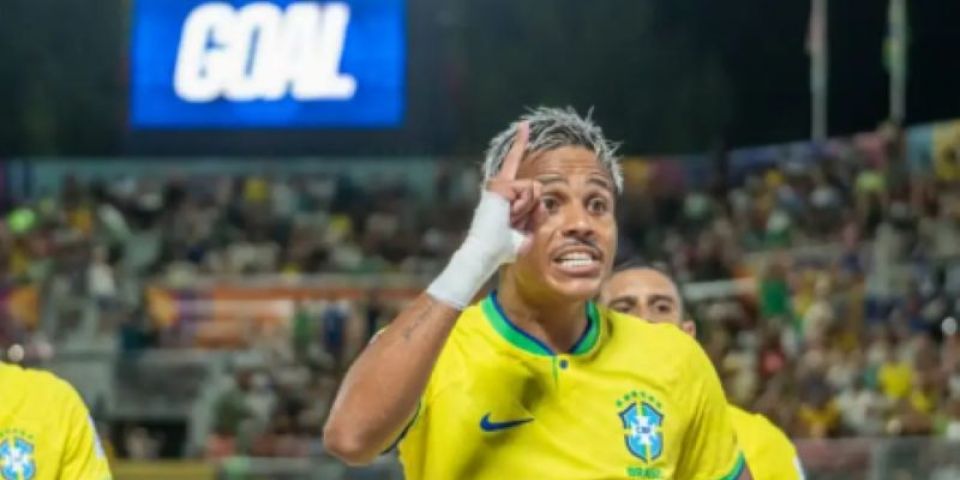 Mauricinho brilha e Brasil vence Itália no Mundial de futebol de praia