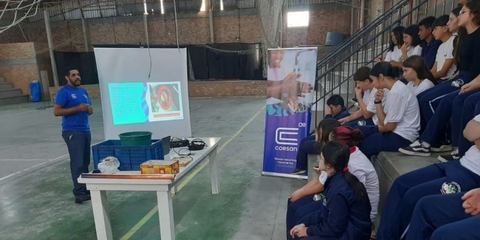 Corsan ensina estudantes a transformar óleo de cozinha em sabão ecológico em Tapes