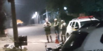 Dois homens morrem após moto bater em poste no RS