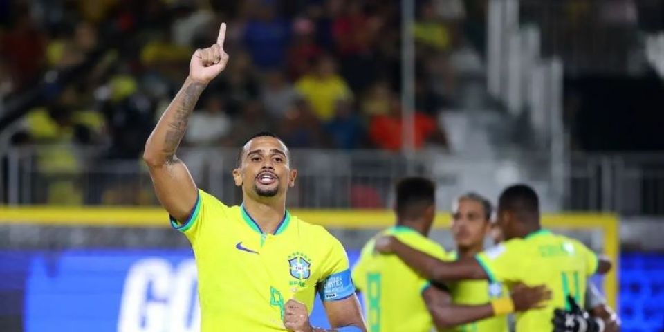 Brasil goleia Espanha e avança à semifinal do Mundial de futebol de areia