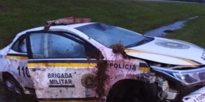 Saída de pista de viatura da Brigada Militar é registrada na BR-116 entre Camaquã e Cristal