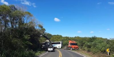 Colisão frontal entre carro e ônibus mata quatro jovens no RS