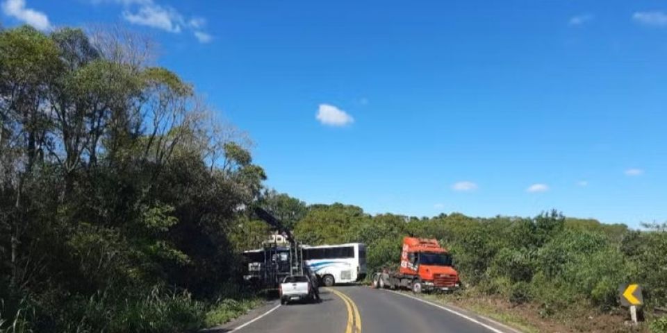 Colisão frontal entre carro e ônibus mata quatro jovens no RS