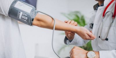 Hipertensão arterial e sono: entenda como problemas para dormir podem afetar o coração
