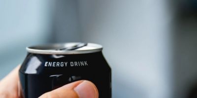 Energéticos e bebidas gaseificadas prejudicam a saúde bucal