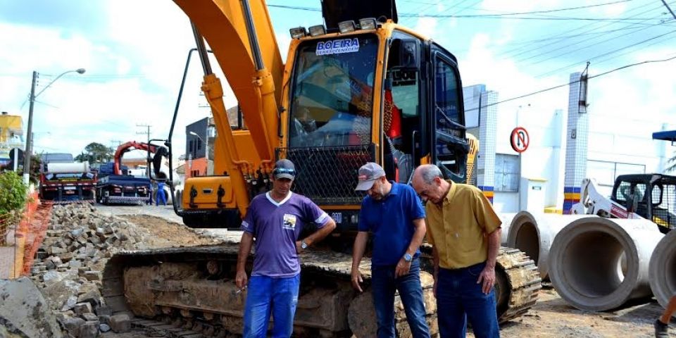 Prefeito em exercício de Camaquã Paulo Mecca visita obra de drenagem na Vila Nova