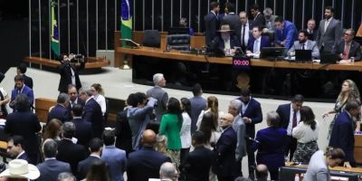 Câmara aprova projeto que reajusta salários de servidores públicos federais