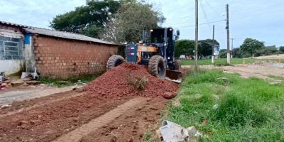 Patrolamento e encascalhamento são realizados no bairro Getúlio Vargas, em Camaquã