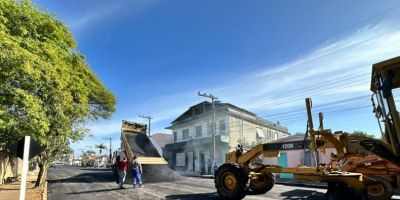 Seguem as obras de pavimentação na Rua Dr. Walter Kess em Camaquã
