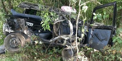 Homem morre em acidente após carro sair da pista e chocar-se em árvores, na BR-116 em Tapes