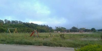 ESPAÇO DO LEITOR: mato toma conta de pracinha no bairro Cônego Walter em Camaquã