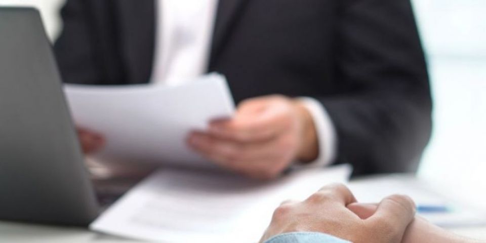 Quais são os benefícios mais valorizados pelos profissionais ao buscar por emprego?