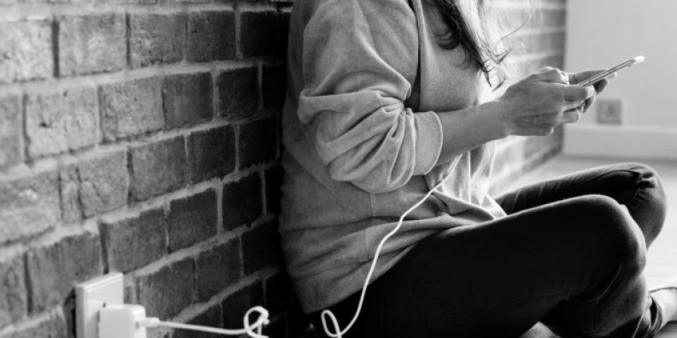 Riscos e perigos com energia: CEEE Equatorial dá dicas sobre como evitar acidentes com celulares na tomada