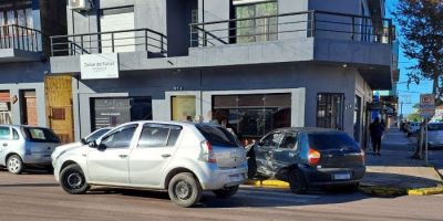 Colisão entre dois carros é registrada no centro de Camaquã